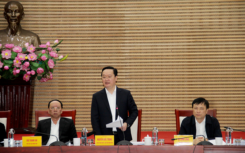 Chủ tịch UBND tỉnh Nghệ An Nguyễn Đức Trung ph&aacute;t biểu tại phi&ecirc;n họp
