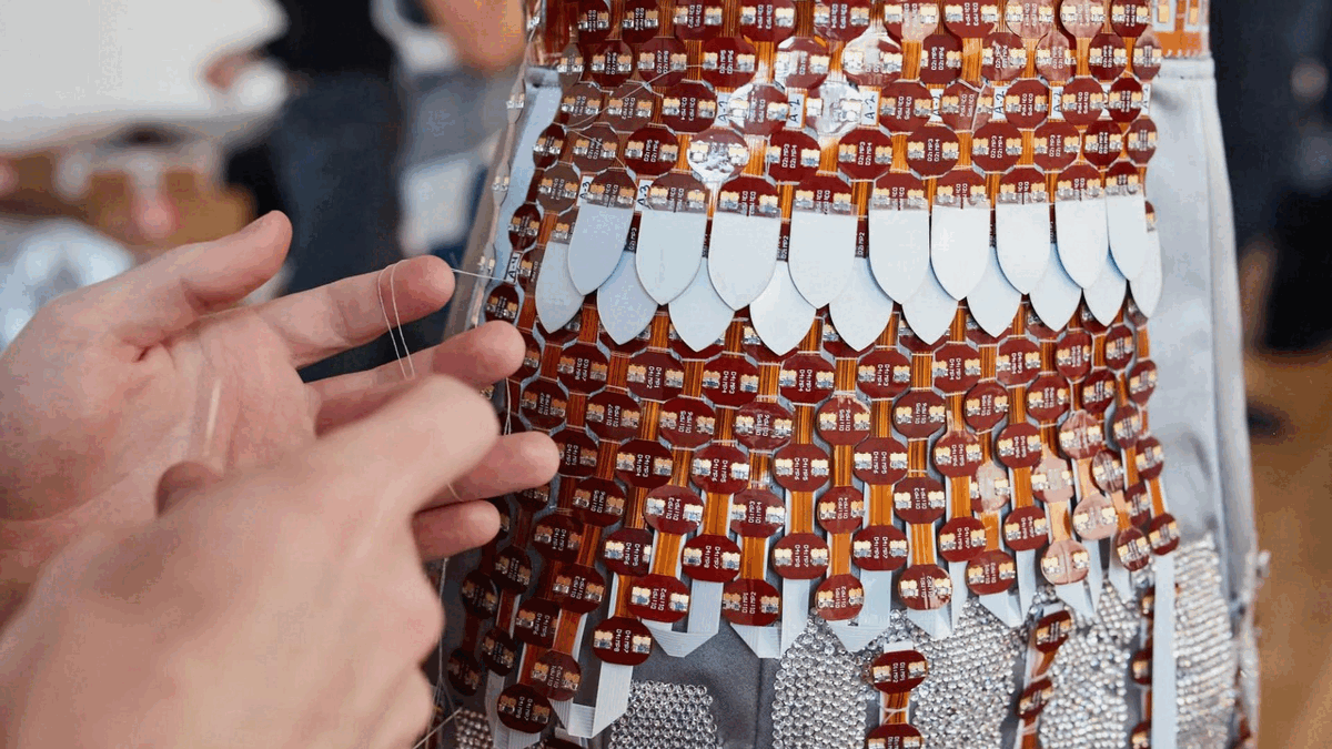 Qu&aacute; tr&igrave;nh h&igrave;nh th&agrave;nh n&ecirc;n chiếc v&aacute;y c&ocirc;ng nghệ của&nbsp;Christian Cowan v&agrave; Adobe.