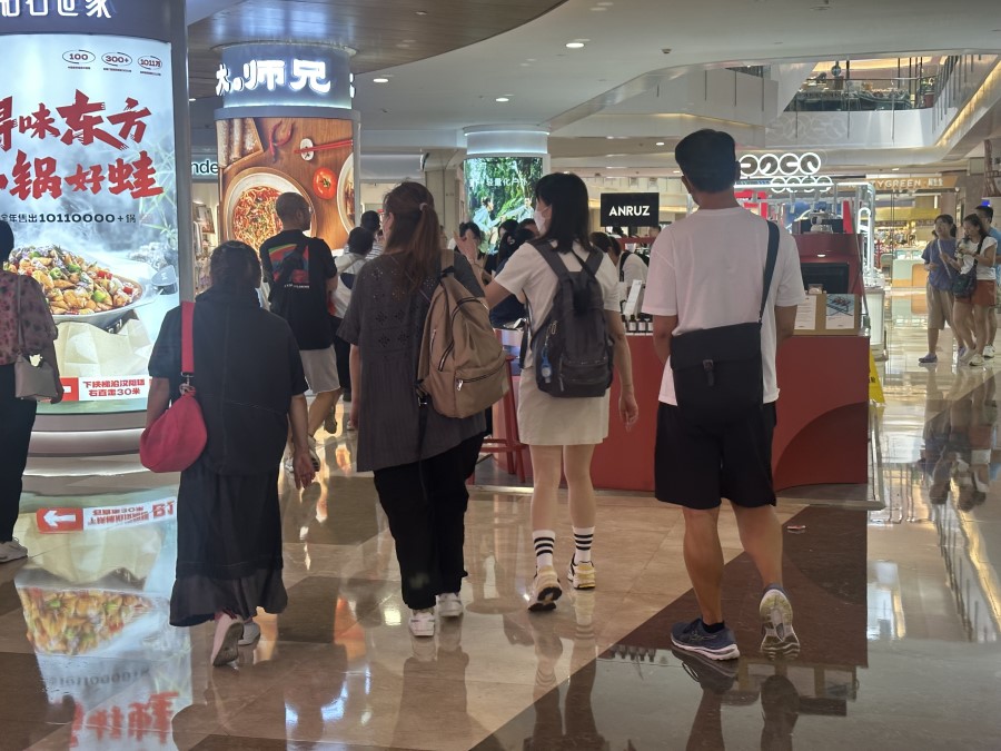 Ngày càng nhiều người Hồng Kông tới Thâm Quyến để ăn uống, mua sắm và giải trí.