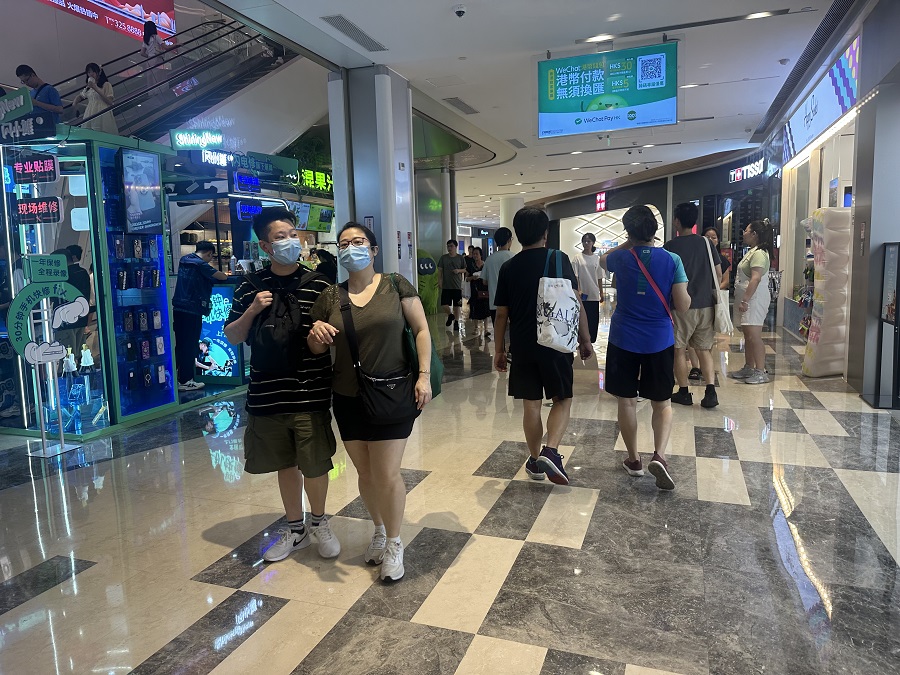 Rất nhiều trung tâm mua sắm hiện đại đã mọc lên ở đại lục, khiến chính người Hồng Kông muốn quay lại đại lục để shopping xa xỉ.