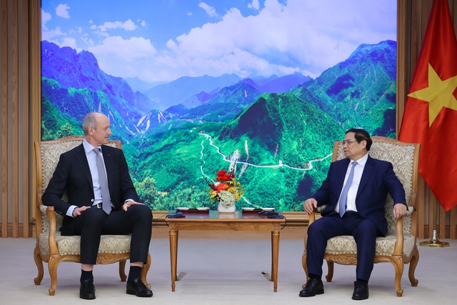 Prime Minister Pham Minh Chinh receives President & CEO of the Siemens Group, Mr. Roland Busch, in Hanoi on February 26. Photo: VGP
