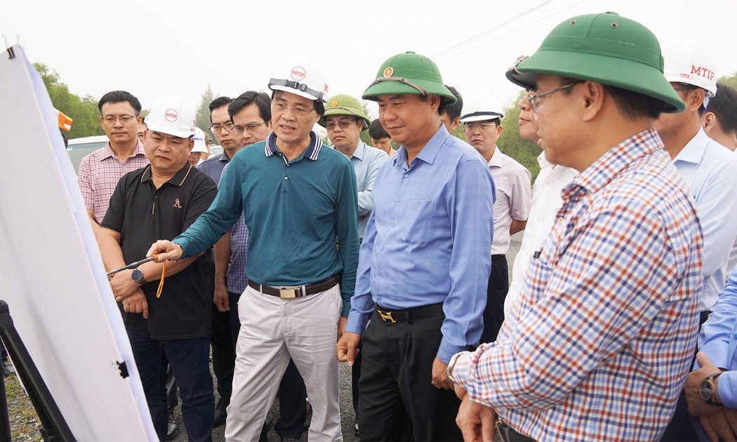 Lãnh đạo tỉnh Quảng Trị kiểm tra dự án khu bến cảng Mỹ Thủy 