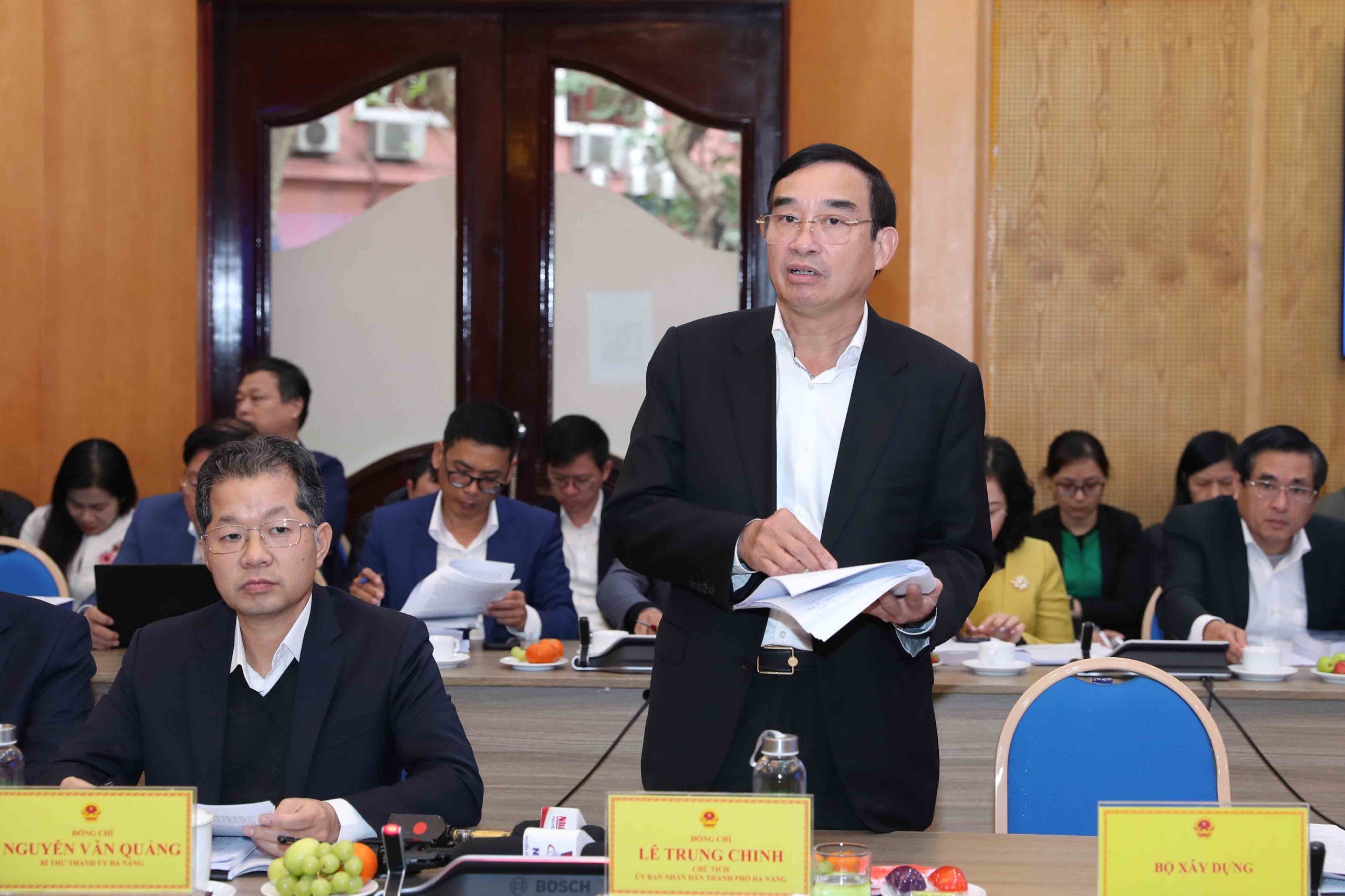 Chủ tịch UBND Thành phố Đà Nẵng Lê Trung Chinh trình bày tóm tắt về việc sửa đổi, bổ sung Nghị quyết 119/2020/QH14 .