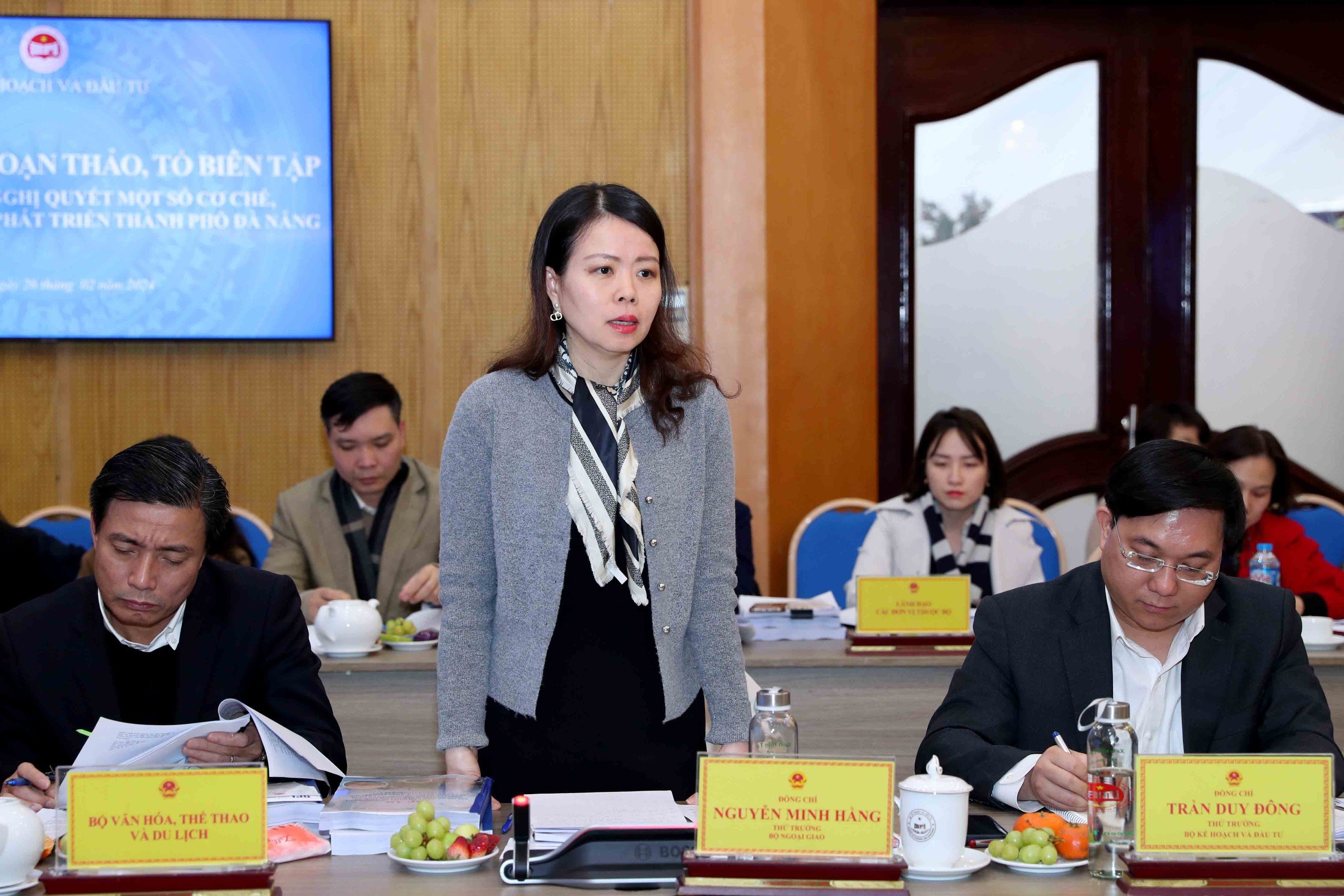 Thứ trưởng Bộ Ngoại giao Nguyễn Minh Hằng góp ý về chính sách đặc thù phát triển Đà Nẵng.