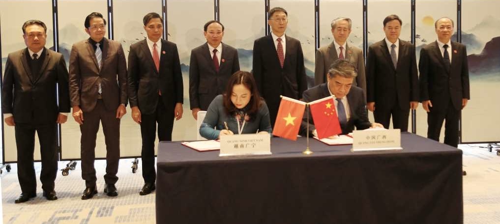 Sở C&ocirc;ng Thương, tỉnh Quảng Ninh v&agrave; Sở Thương mại, Khu tự trị d&acirc;n tộc Choang Quảng T&acirc;y, k&yacute; thỏa thuận hợp t&aacute;c về ph&aacute;t triển thương mại.