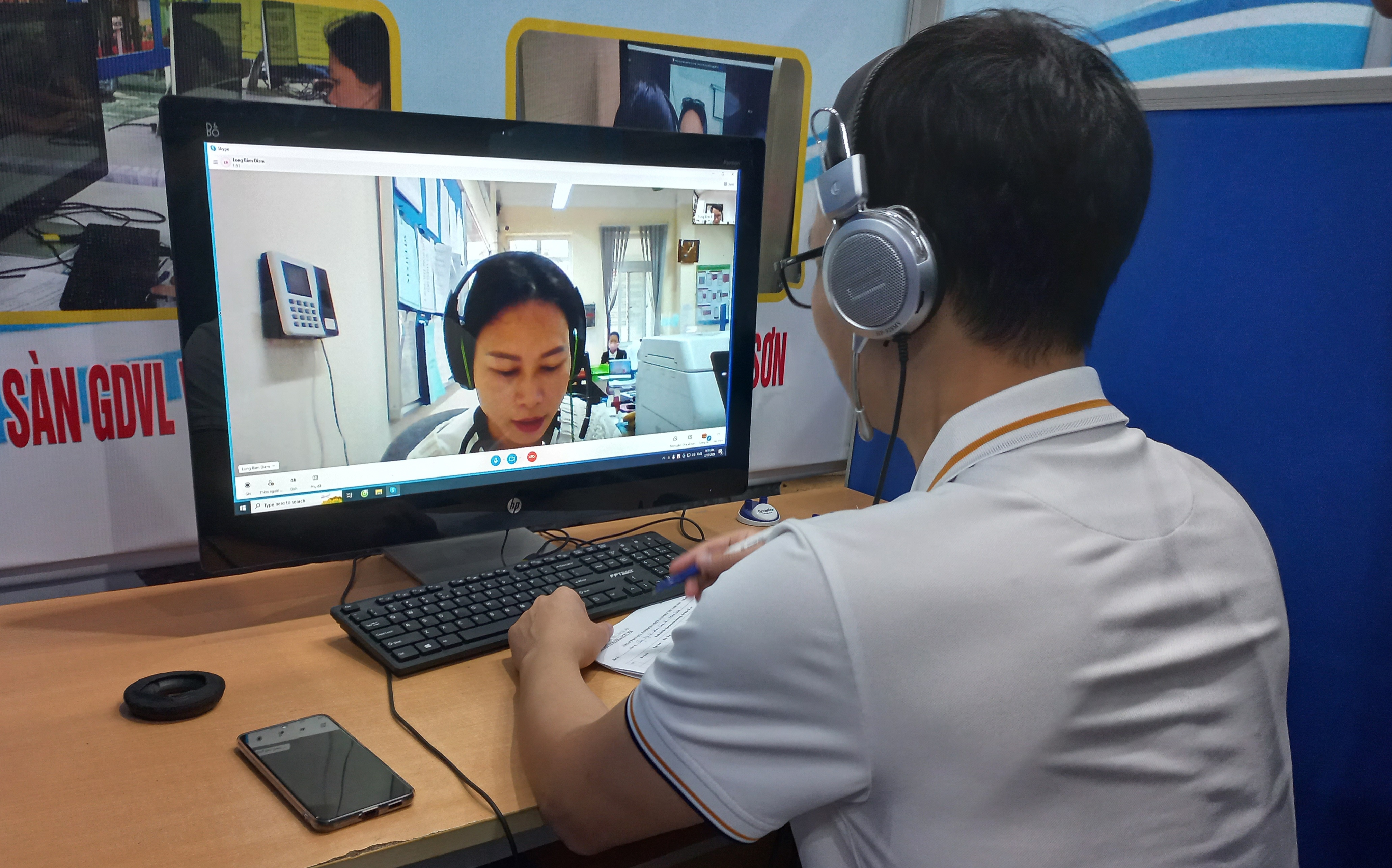 Nhiều doanh nghiệp tìm đến các phiên giao dịch việc làm để tuyển lao động trực tuyến ngay từ đầu năm. Ảnh: Nhật Dương.