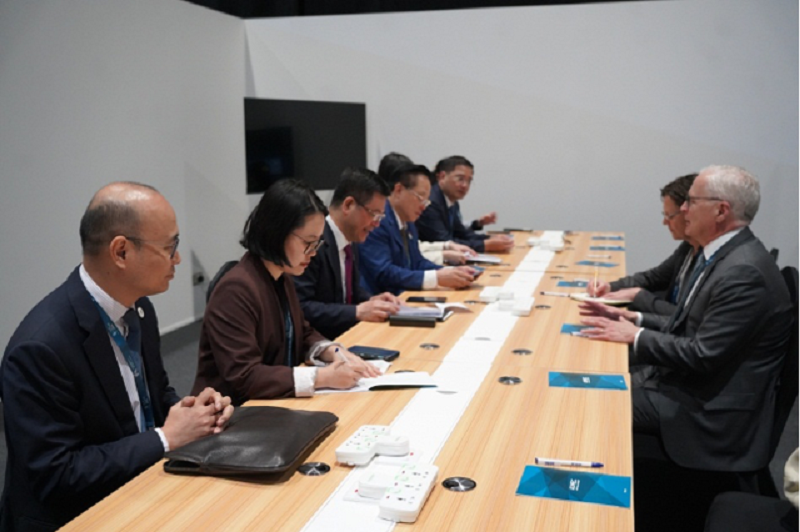 Bộ trưởng Nguyễn Hồng Di&ecirc;n v&agrave; Đo&agrave;n Việt Nam l&agrave;m việc với &ocirc;ng John Neuffer, Chủ tịch Hiệp hội C&ocirc;ng nghiệp b&aacute;n dẫn Hoa Kỳ.