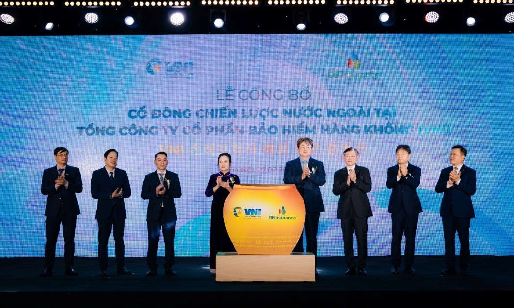 Đại diện DBI và VNI thực hiện nghi thức trong buổi lễ công bố cổ đông chiến lược