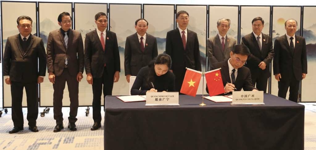 Huyện ủy B&igrave;nh Li&ecirc;u, tỉnh Quảng Ninh v&agrave; Khu uỷ Ph&ograve;ng Th&agrave;nh, Khu tự trị d&acirc;n tộc Choang Quảng T&acirc;y k&yacute; thỏa thuận về thiết lập cơ chế giao lưu hữu nghị.