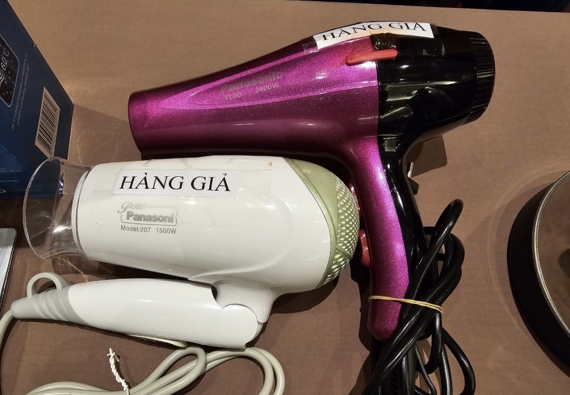 Triển lãm hàng mẫu sản phẩm chính hãng - sản phẩm giả.