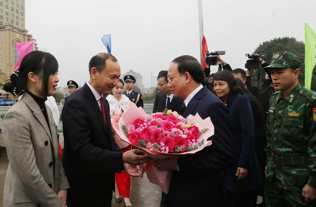 Lãnh đạo thành phố Phòng Thành Cảng, Quảng Tây, Trung Quốc, tặng hoa chào đón Đoàn công tác của tỉnh Quảng Ninh đến thăm và làm việc tại Quảng Tây, Trung Quốc. Ảnh: Quảng Ninh
