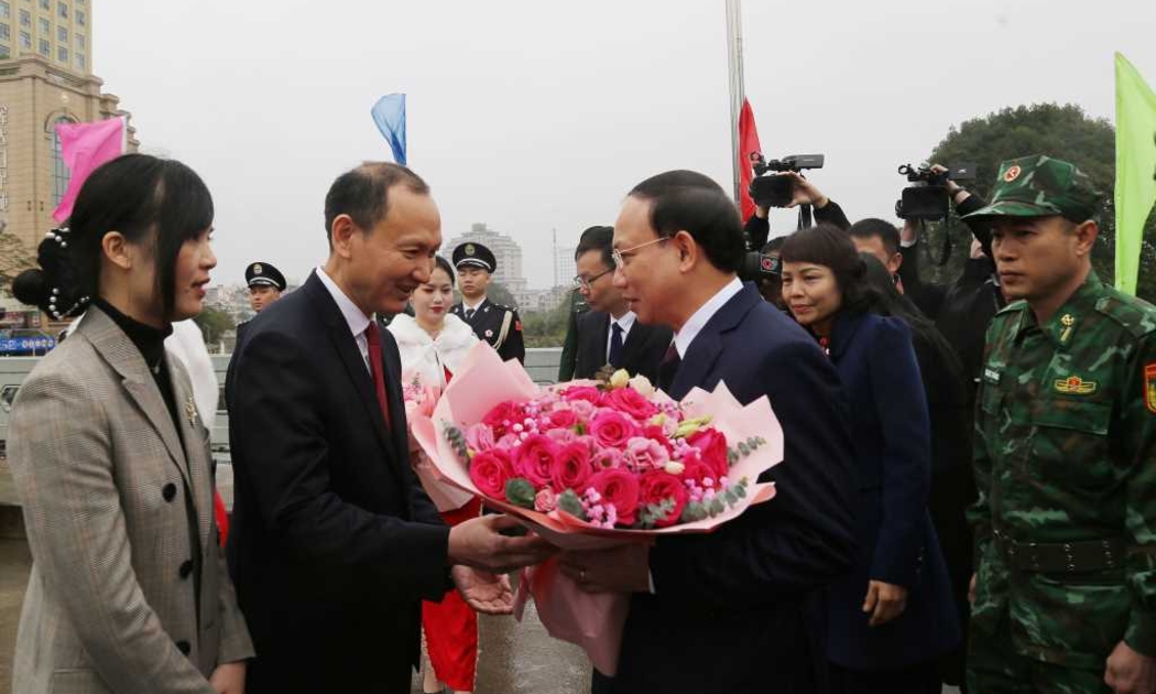 Lãnh đạo thành phố Phòng Thành Cảng, Quảng Tây, Trung Quốc, tặng hoa chào đón Đoàn công tác của tỉnh Quảng Ninh đến thăm và làm việc tại Quảng Tây, Trung Quốc. Ảnh: Quảng Ninh