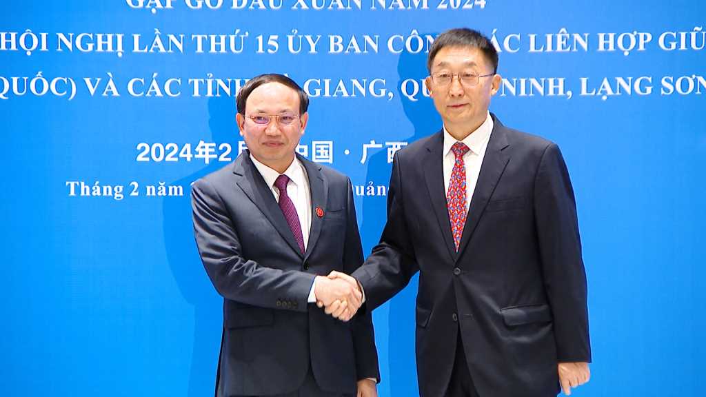 Ông Lưu Ninh, Bí thư Khu ủy, Chủ nhiệm Ủy ban Thường vụ Đại hội Đại biểu nhân dân Khu tự trị dân tộc Choang Quảng Tây, Trung Quốc, chào mừng ông Nguyễn Xuân Ký, Bí thư Tỉnh uỷ tỉnh Quảng Ninh, Việt Nam tham dự cuộc hội đàm.