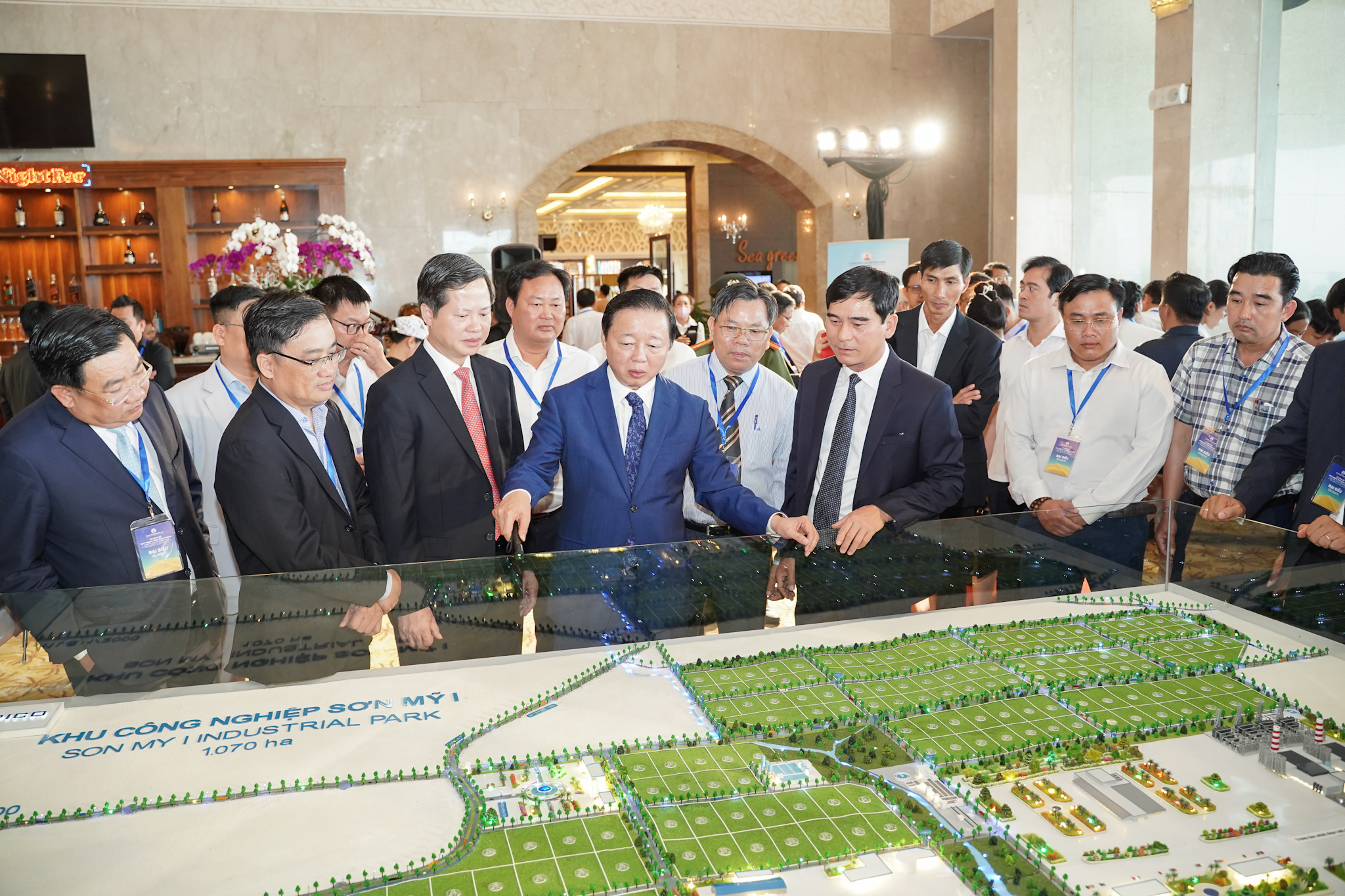 Phó Thủ tướng Chính phủ Trần Hồng Hà cùng lãnh đạo tỉnh Bình Thuận và các đại biểu tham quan khu vực trưng bày, giới thiệu tiềm năng, lợi thế của Bình Thuận