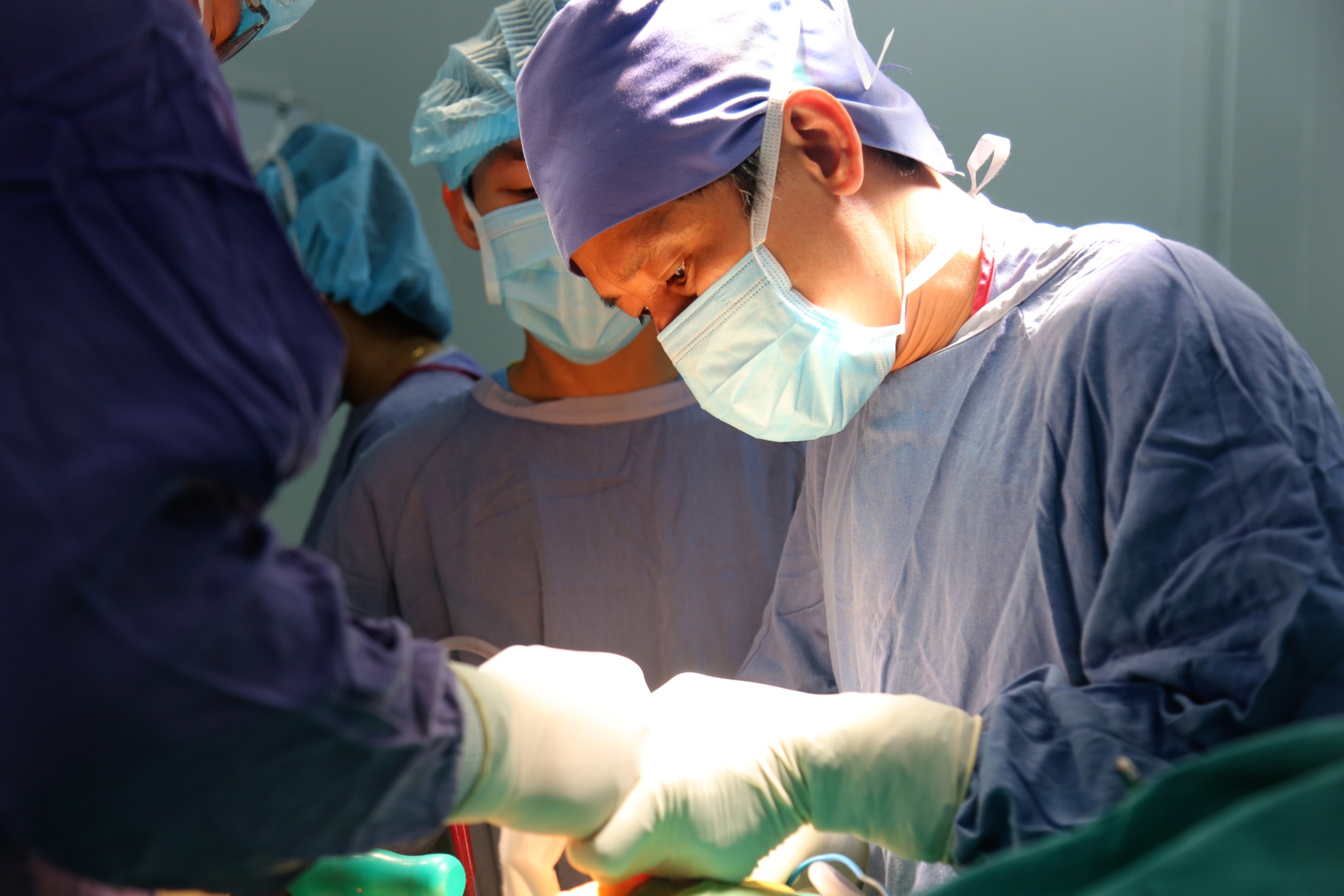 C&aacute;c y b&aacute;c sỹ thực hiện một ca phẫu thuật cho bệnh nh&acirc;n. Ảnh: Việt Nguyễn.