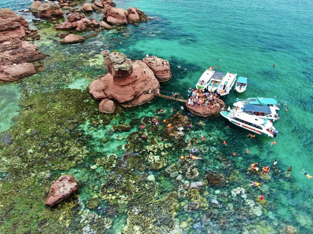 Ph&uacute; Quốc được biết đến như một trung t&acirc;m du lịch với c&aacute;c hệ sinh th&aacute;i nghỉ dưỡng đẳng cấp, c&oacute; chất lượng sống tốt nhất v&ugrave;ng T&acirc;y Nam Bộ.