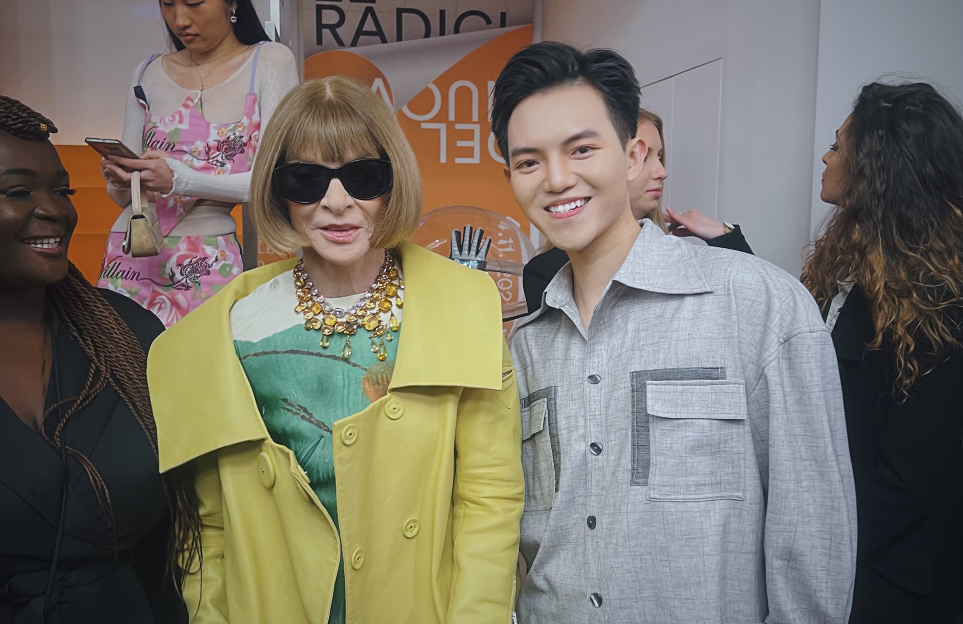 NTK trẻ Phan Đăng Hoàng cùng "bà trùm" Vogue Anna Wintour tại Milan Fashion Week 2023.