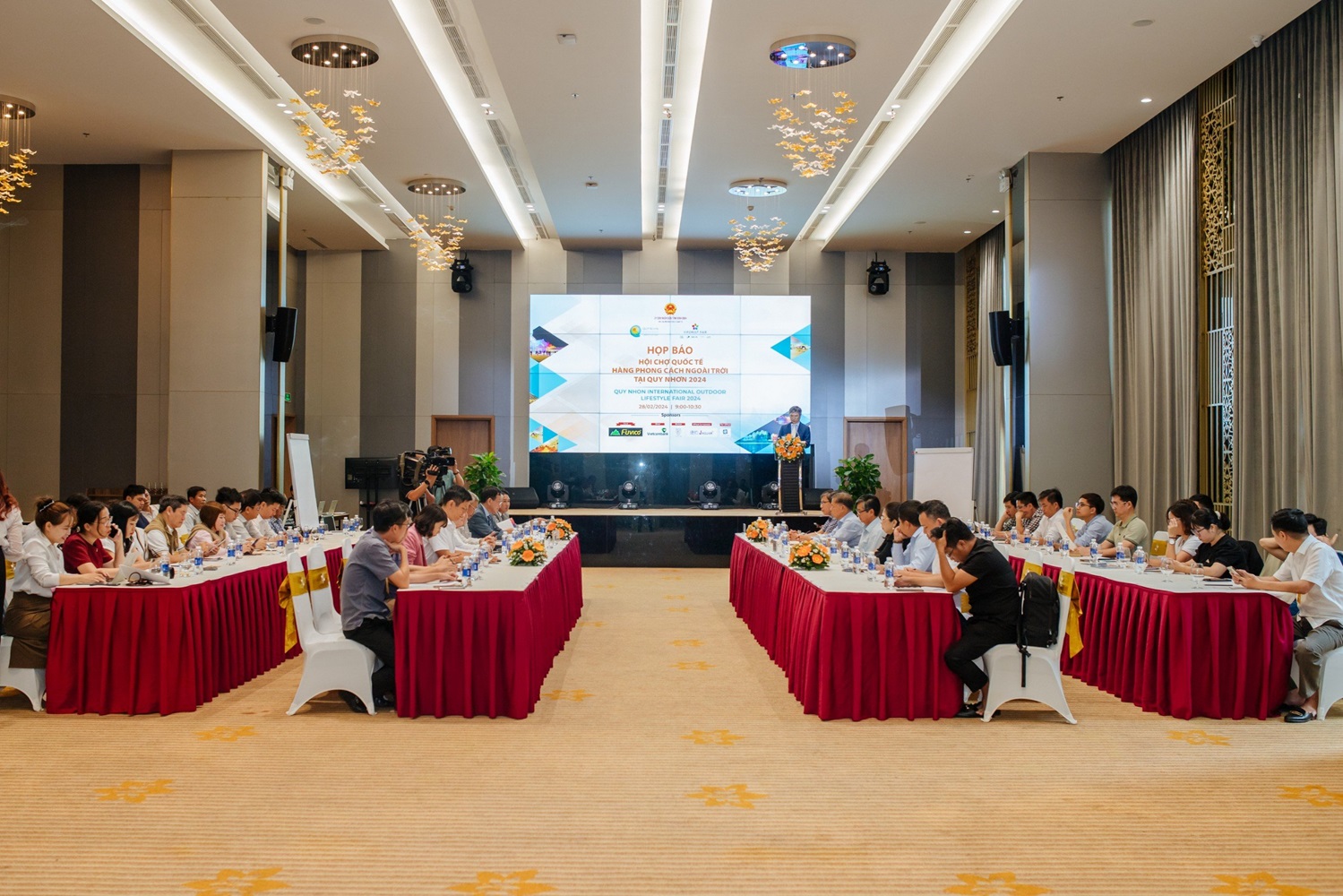 Quanh cảnh buổi họp báo.