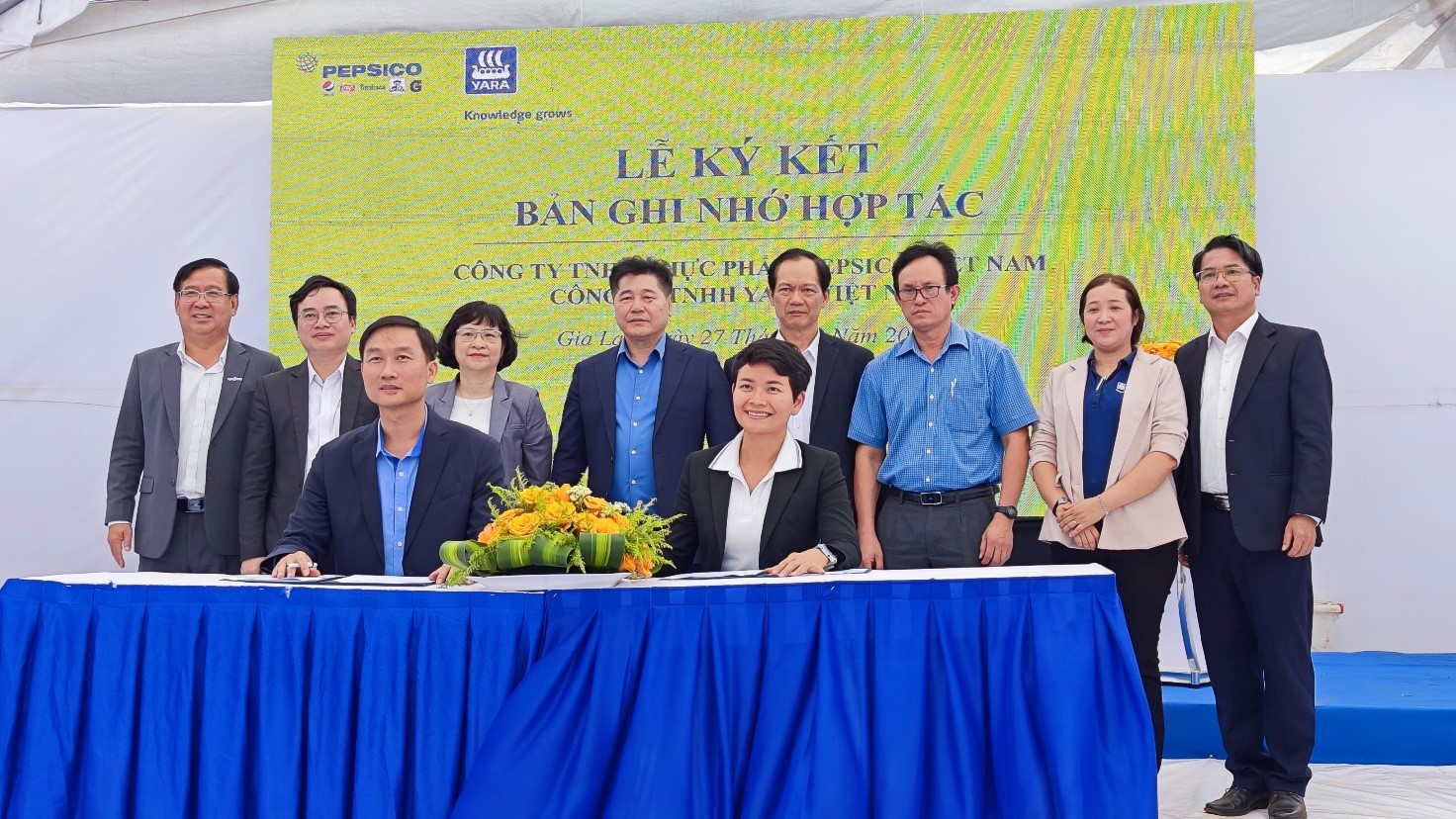 Ông Nguyễn Việt Hà - Tổng giám đốc PepsiCo Foods Việt Nam và bà Trần Ngọc Thanh Trúc - Tổng giám đốc Yara Việt Nam cùng ký kết biên bản ghi nhớ tại sự kiện. (Ảnh: Yara Việt Nam).