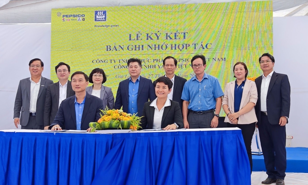 Ông Nguyễn Việt Hà - Tổng giám đốc PepsiCo Foods Việt Nam và bà Trần Ngọc Thanh Trúc - Tổng giám đốc Yara Việt Nam cùng ký kết biên bản ghi nhớ tại sự kiện. (Ảnh: Yara Việt Nam).