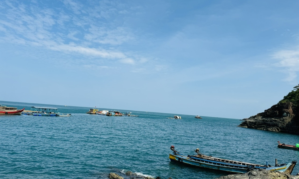 Khai thác kinh tế biển ở cụm đảo Hòn Chuối vẫn còn manh mún và nhỏ lẻ. Ảnh: An Thơ. 