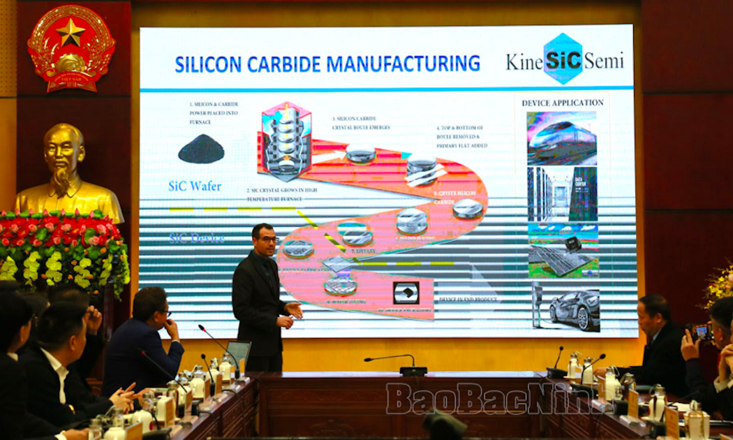 Đại diện công ty Kine SiC Semi giới thiệu công nghệ sản xuất chíp - Ảnh: Báo Bắc Ninh.
