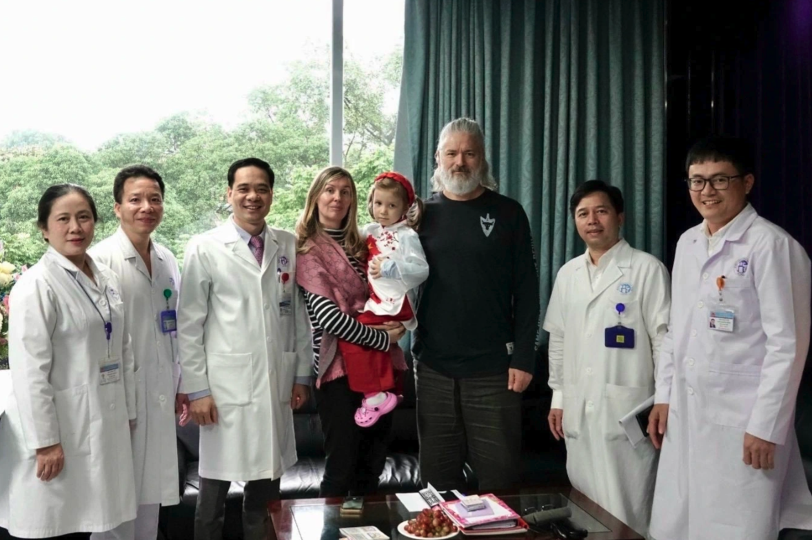Gia đ&igrave;nh bệnh nhi người &Uacute;c c&ugrave;ng đội ngũ y b&aacute;c sĩ Bệnh viện Đa khoa Xanh P&ocirc;n.