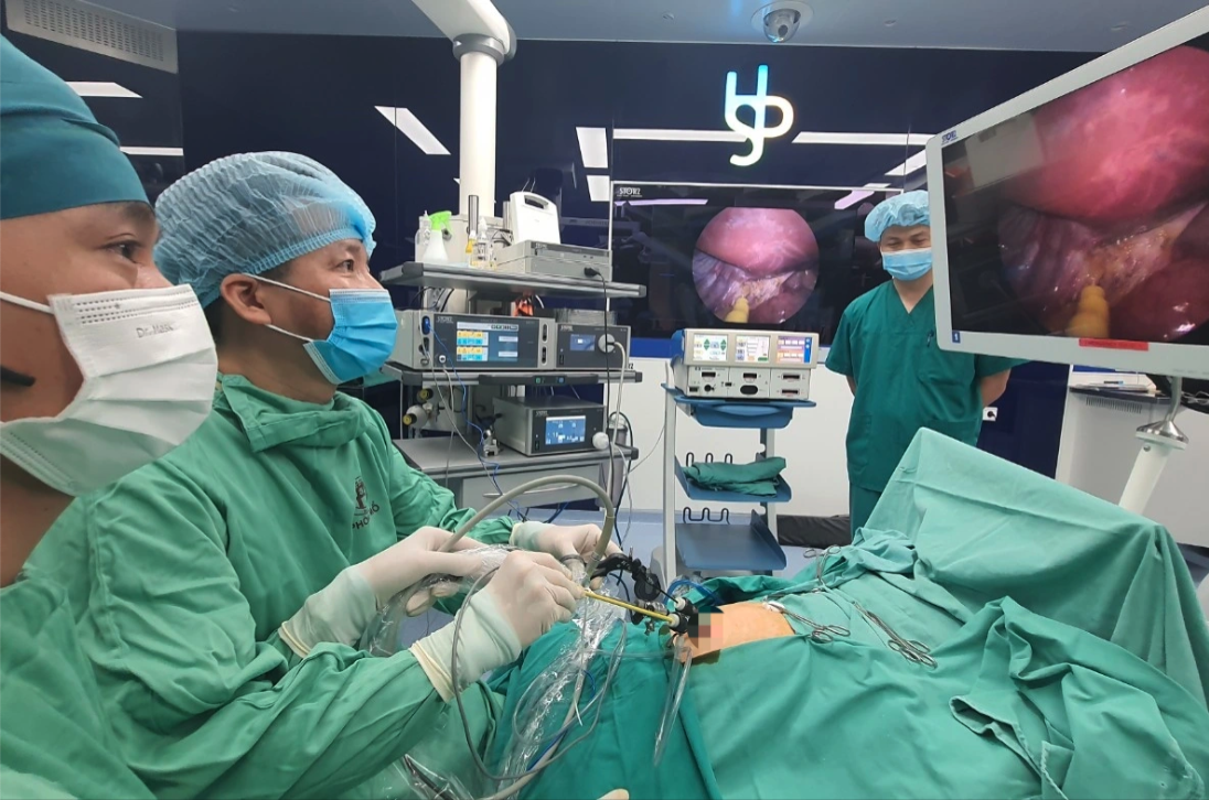 Đây là ca mổ đặt ra nhiều thách thức cho bác sĩ phẫu thuật, đòi hỏi bác sĩ phải có kỹ năng thao tác dụng cụ rất chuyên nghiệp.