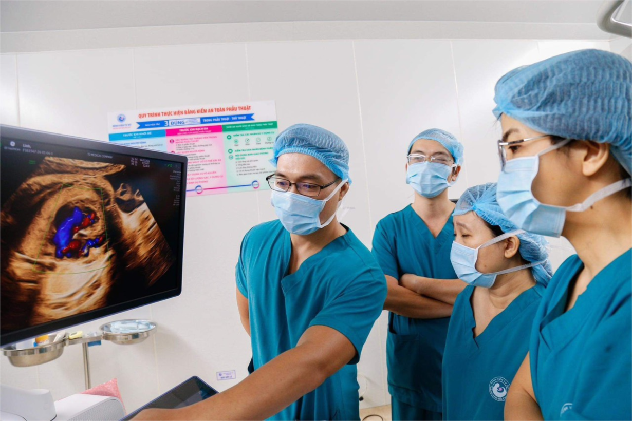 Hình ảnh trong buổi thông tim can thiệp xuyên tử cung mẹ cứu sống thai nhi mắc bệnh tim bẩm sinh nặng.