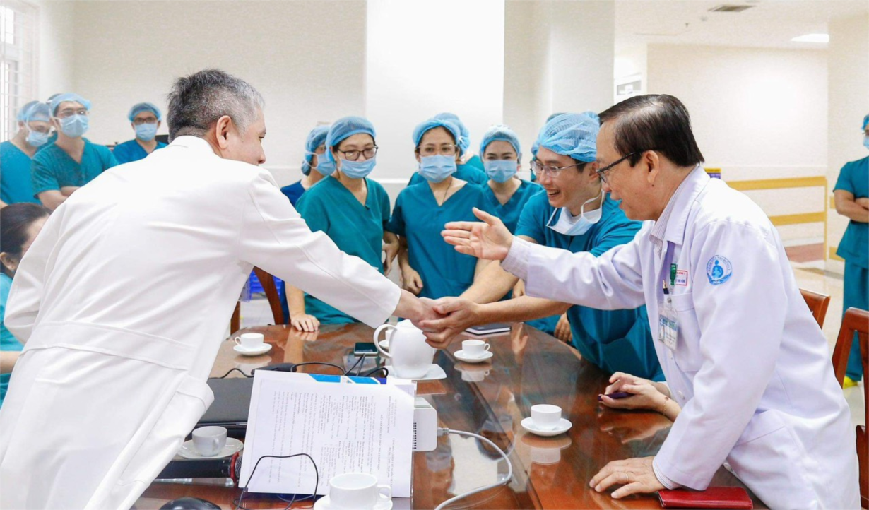 TS.BS Đỗ Nguyên Tín cùng ekip vui mừng khi ca thông tim bào thai thành công.