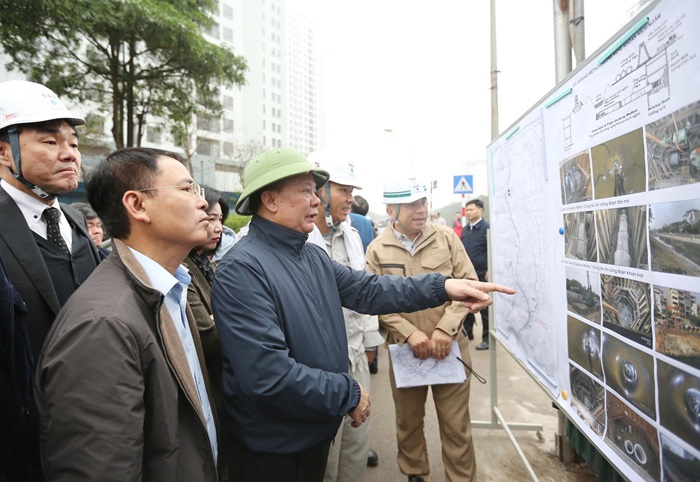 Ông Đinh Tiến Dũng, Bí thư Thành ủy Hà Nội, kiểm tra công trường Gói thầu số 2 thi công khoan kích ngầm, Dự án hệ thống xử lý nước thải Yên Xá.