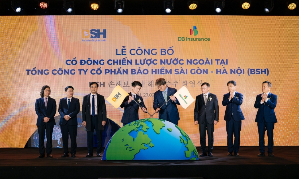 Ông Đỗ Quang Vinh - Chủ tịch HĐQT BSH và Ông Jeong Jong Pyo - Tổng Giám đốc DBI thực hiện nghi lễ cắm cờ chính thức đánh dấu sự hợp nhất giữa BSH & DBI (Ảnh: BSH).