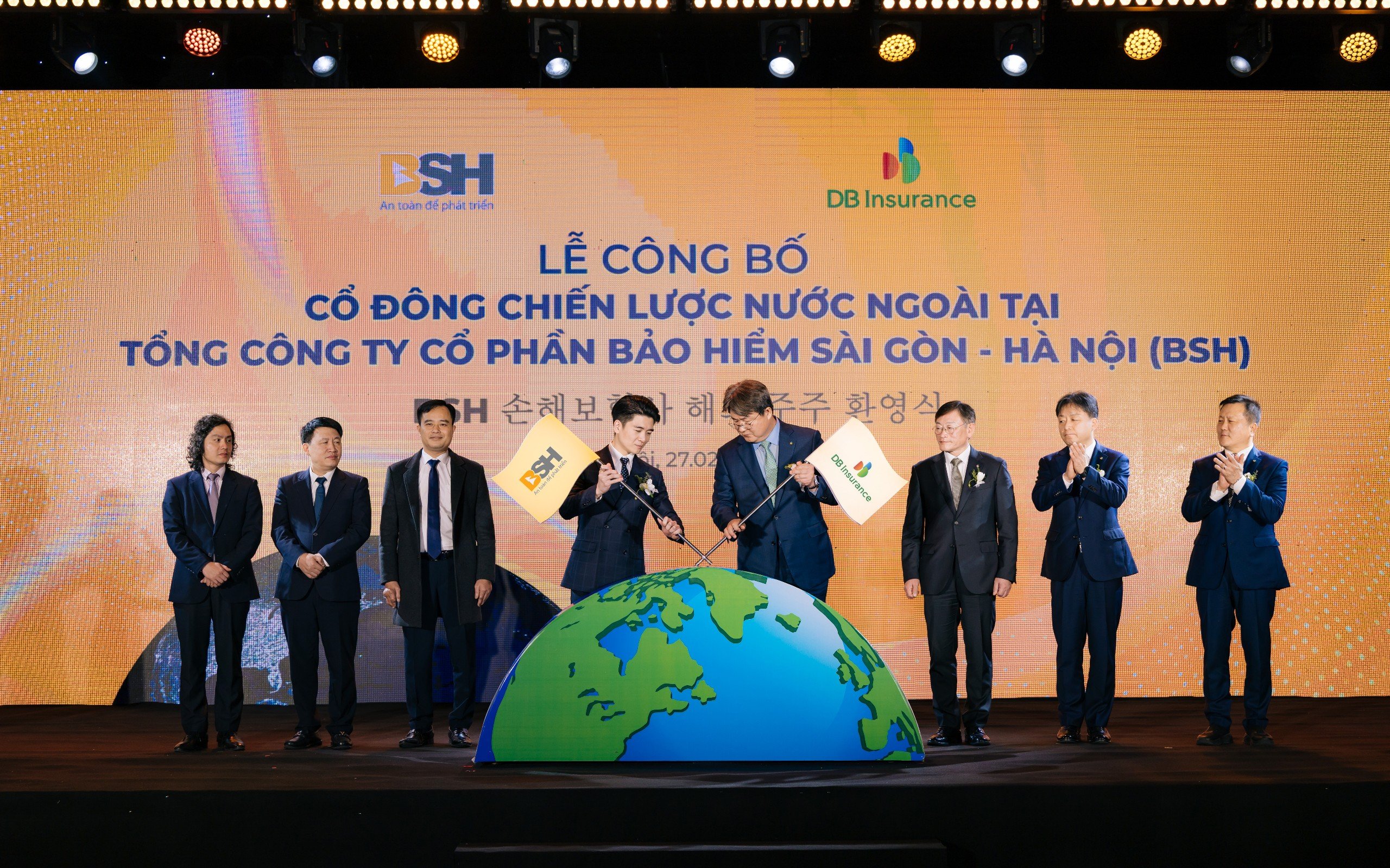 Ông Đỗ Quang Vinh - Chủ tịch HĐQT BSH và Ông Jeong Jong Pyo - Tổng Giám đốc DBI thực hiện nghi lễ cắm cờ chính thức đánh dấu sự hợp nhất giữa BSH & DBI (Ảnh: BSH).