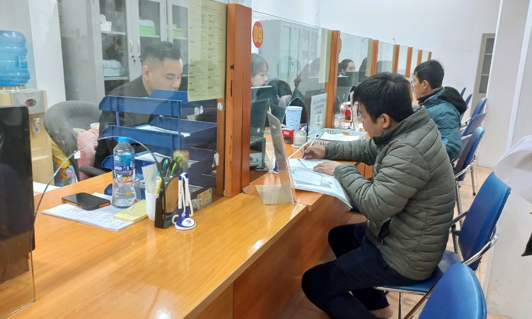 Người lao động làm thủ tục hưởng chế độ về bảo hiểm xã hội tại Hà Nội. Ảnh: Nhật Dương.