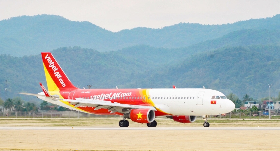 Đường bay mới kết nối Hà Nội và Điện Biên khai trương hôm nay được lãnh đạo tỉnh, người dân vui mừng chào đón. Ảnh V.Q.