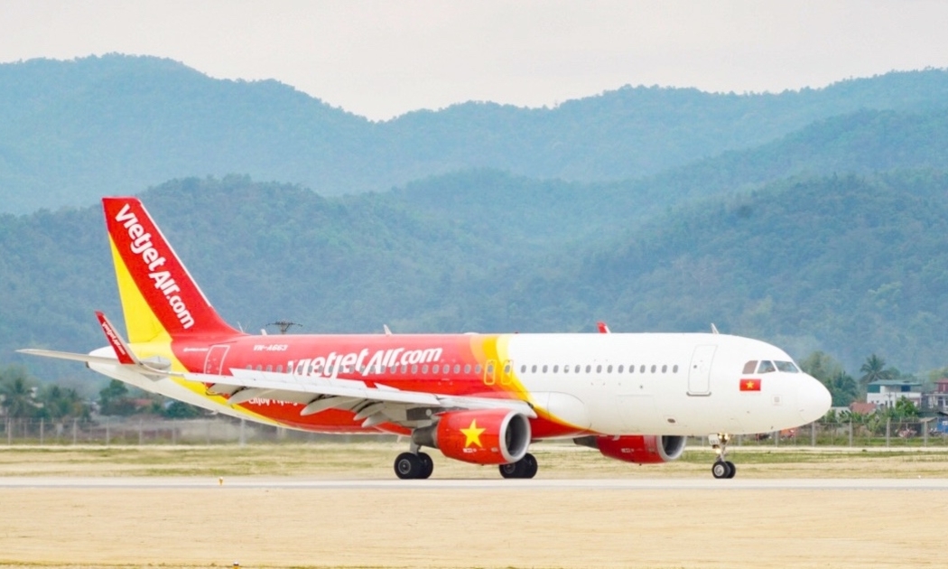 Đường bay mới kết nối Hà Nội và Điện Biên khai trương hôm nay được lãnh đạo tỉnh, người dân vui mừng chào đón. Ảnh V.Q.