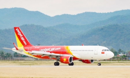 Đường bay mới kết nối Hà Nội và Điện Biên khai trương hôm nay được lãnh đạo tỉnh, người dân vui mừng chào đón. Ảnh V.Q.