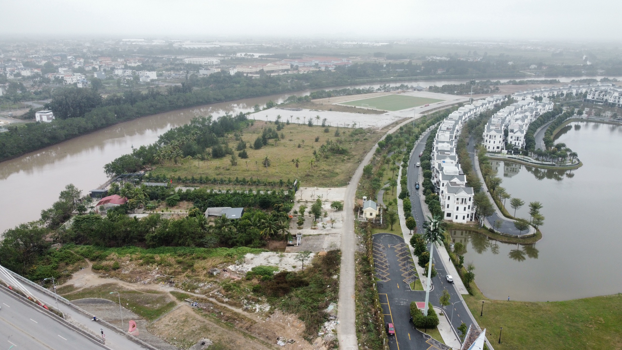 C&ugrave;ng với s&acirc;n tập tập b&oacute;ng th&igrave; nhiều c&ocirc;ng tr&igrave;nh x&acirc;y dựng tr&aacute;i ph&eacute;p đ&atilde; mọc l&ecirc;n tr&ecirc;n dải đất b&atilde;i bồi giữa l&ograve;ng đ&ocirc; thị Hải Ph&ograve;ng