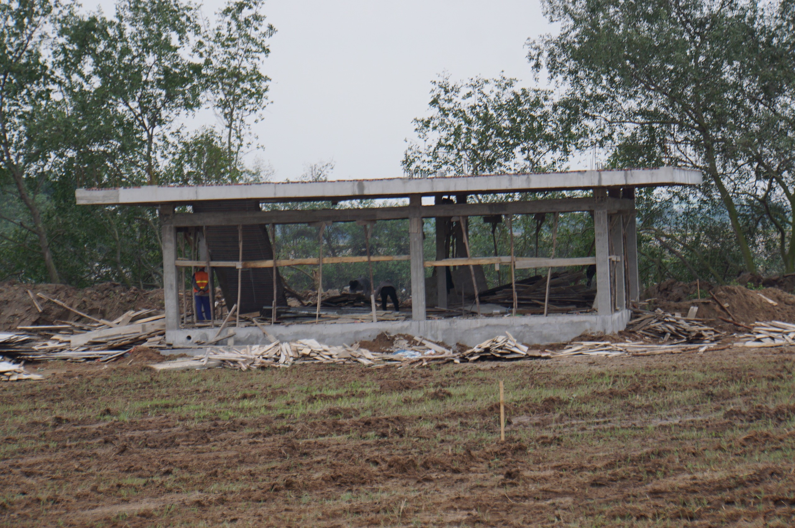 C&ocirc;ng tr&igrave;nh x&acirc;y dựng tr&aacute;i ph&eacute;p ngo&agrave;i b&atilde;i đ&ecirc; s&ocirc;ng cũng được san lấp tr&aacute;i ph&eacute;p.&nbsp;