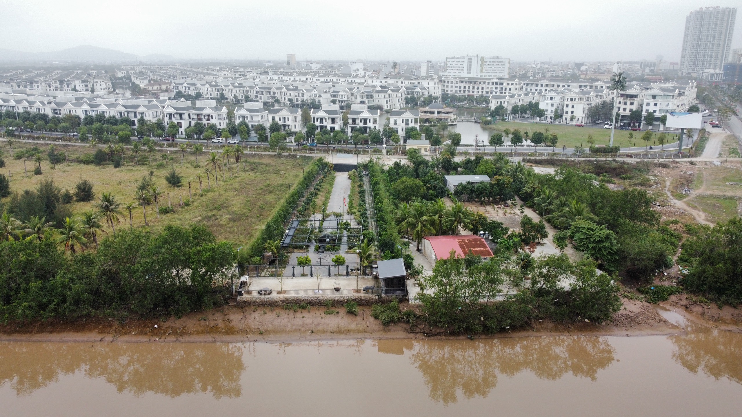 Khu b&atilde;i bồi ven s&ocirc;ng gần s&acirc;n tập b&oacute;ng đ&atilde; bị đặt nh&agrave; th&eacute;p đổ b&ecirc; t&ocirc;ng, x&acirc;y dựng tường bao, cổng sắt biến th&agrave;nh khu sinh th&aacute;i ngay gần cầu V&otilde; Nguy&ecirc;n Gi&aacute;p