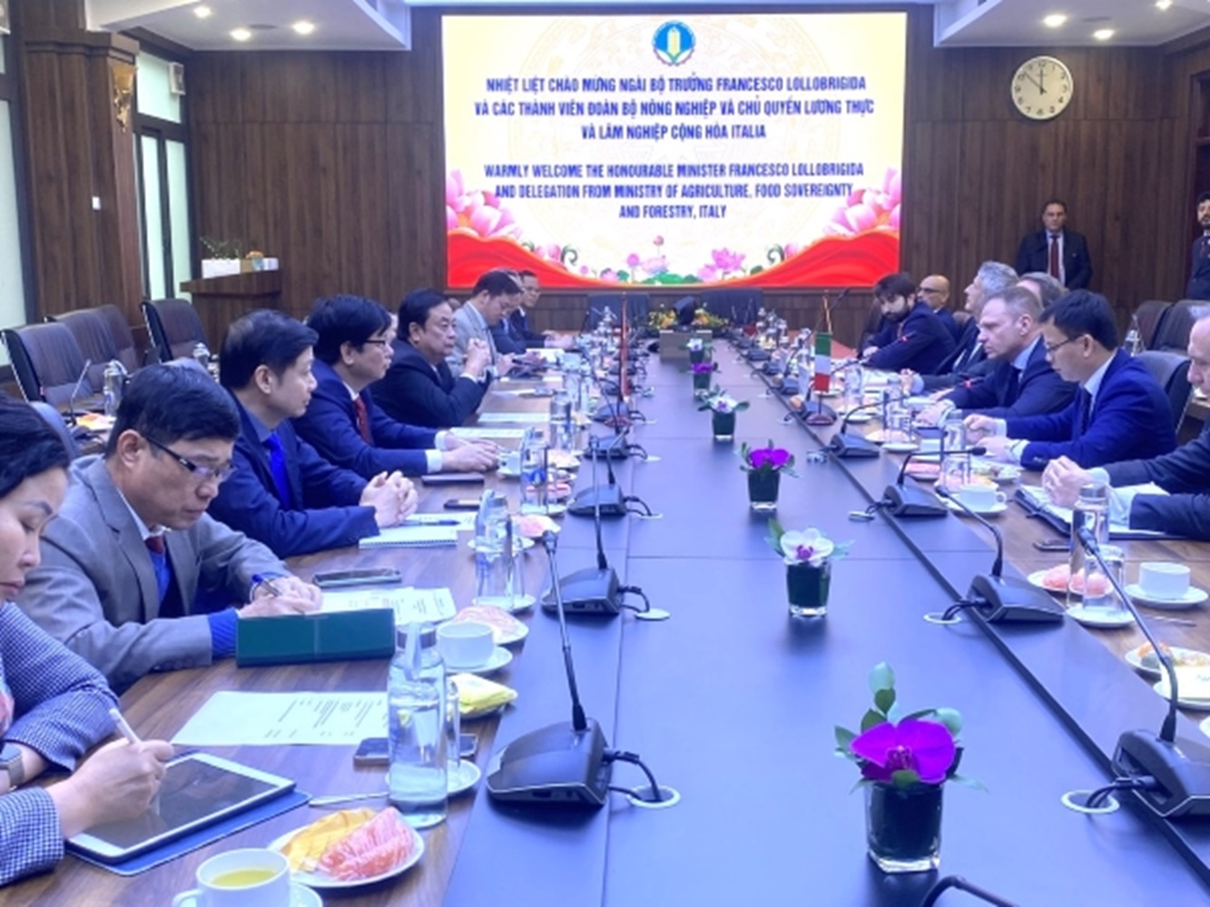 Bộ trưởng Lê Minh Hoan hội đàm với Bộ trưởng Francesco Lolllobrigida.