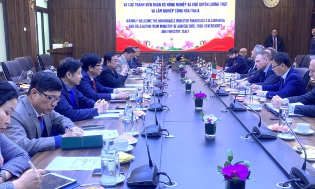 Bộ trưởng Lê Minh Hoan hội đàm với Bộ trưởng Francesco Lolllobrigida.