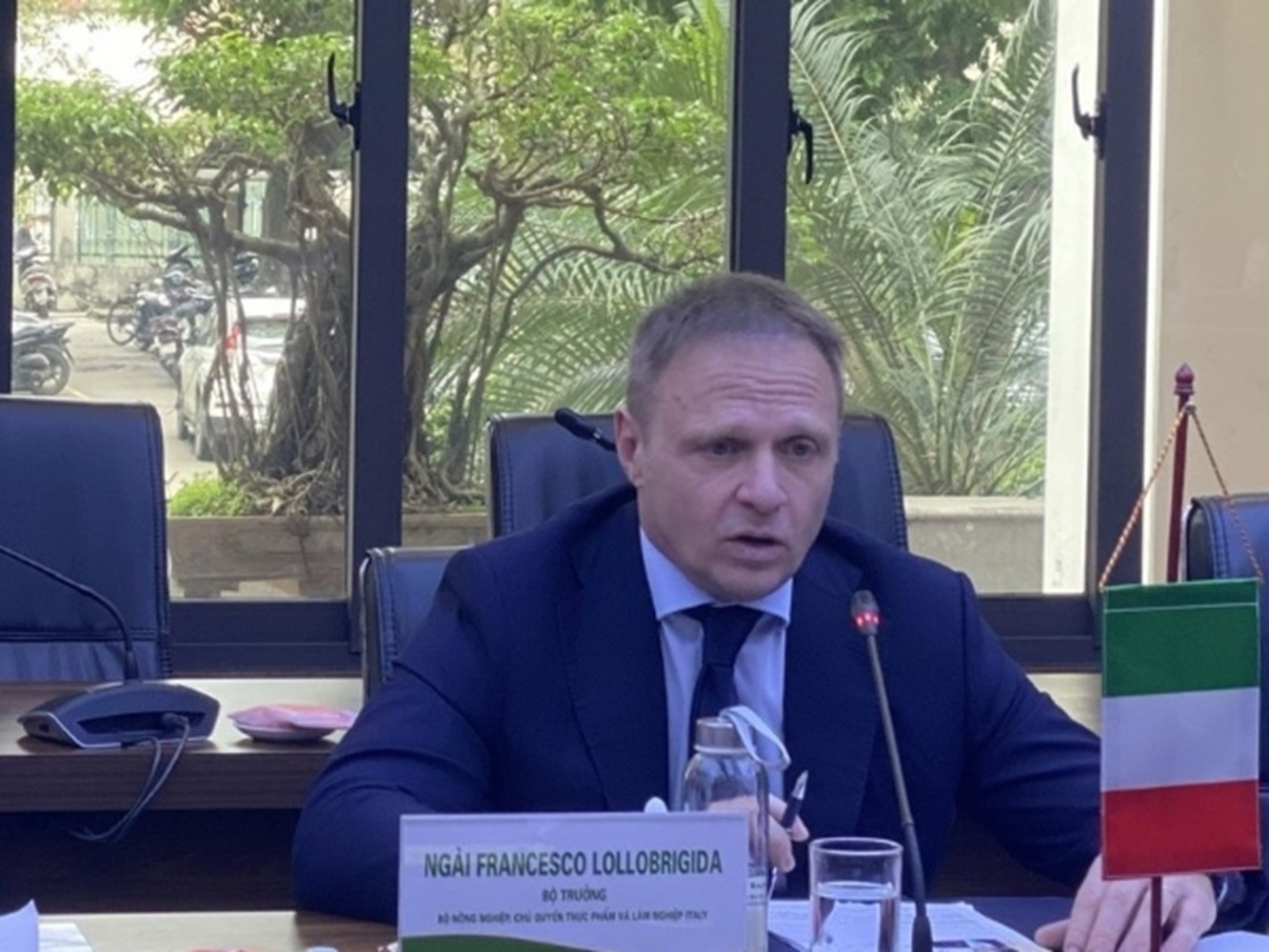 Ông Francesco Lolllobrigida, Bộ trưởng Nông nghiệp, Chủ quyền Thực phẩm và Lâm nghiệp Italia.