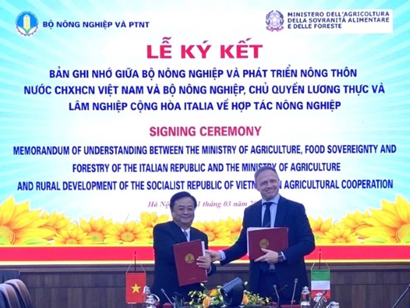 Hai Bộ trưởng ký kết Biên bản ghi nhớ hợp tác.