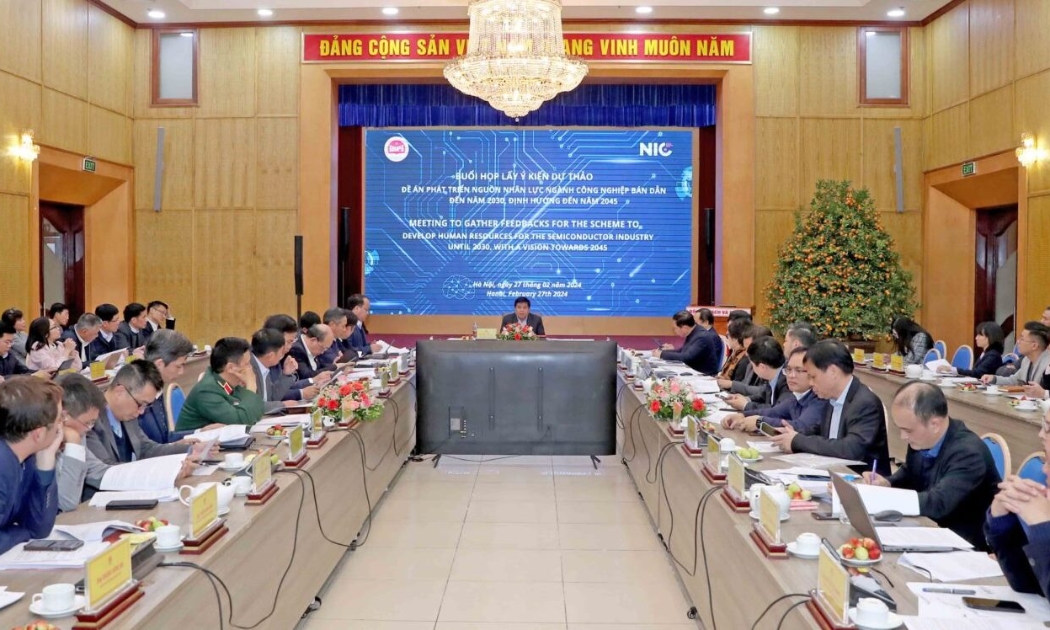 Bộ trưởng Bộ Kế hoạch và Đầu tư Nguyễn Chí Dũng đã chủ trì buổi làm việc lấy ý kiến dự thảo Đề án phát triển nguồn nhân lực ngành công nghiệp bán dẫn, ngày 27/2. 