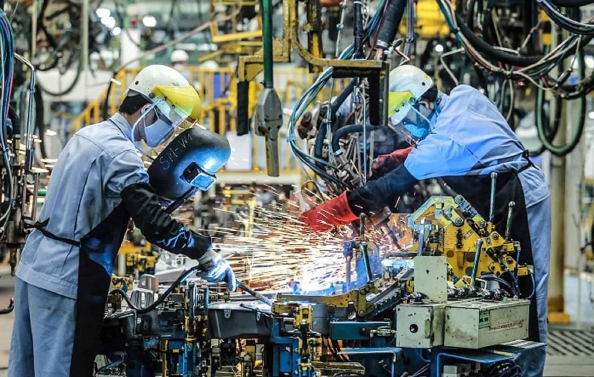 Sản xuất của Việt Nam tiếp tục tăng trưởng nhẹ trong tháng 2 khi cả sản lượng và số lượng đơn đặt hàng mới đều tăng tháng thứ hai liên tiếp.