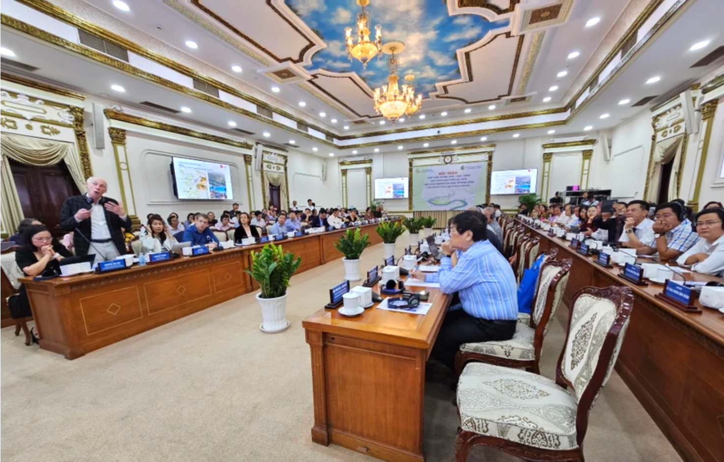 Đại diện liên danh tư vấn trình bày ý tưởng, định hướng phát triển dọc hành lang sông Sài Gòn.