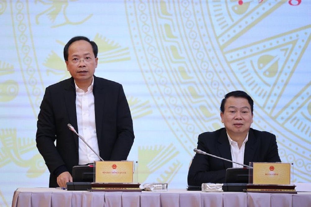 Thứ trưởng Bộ GTVT Nguyễn Duy Lâm thông tin về tình hình đầu tư nâng cấp các tuyến đường bộ hai làn xe.