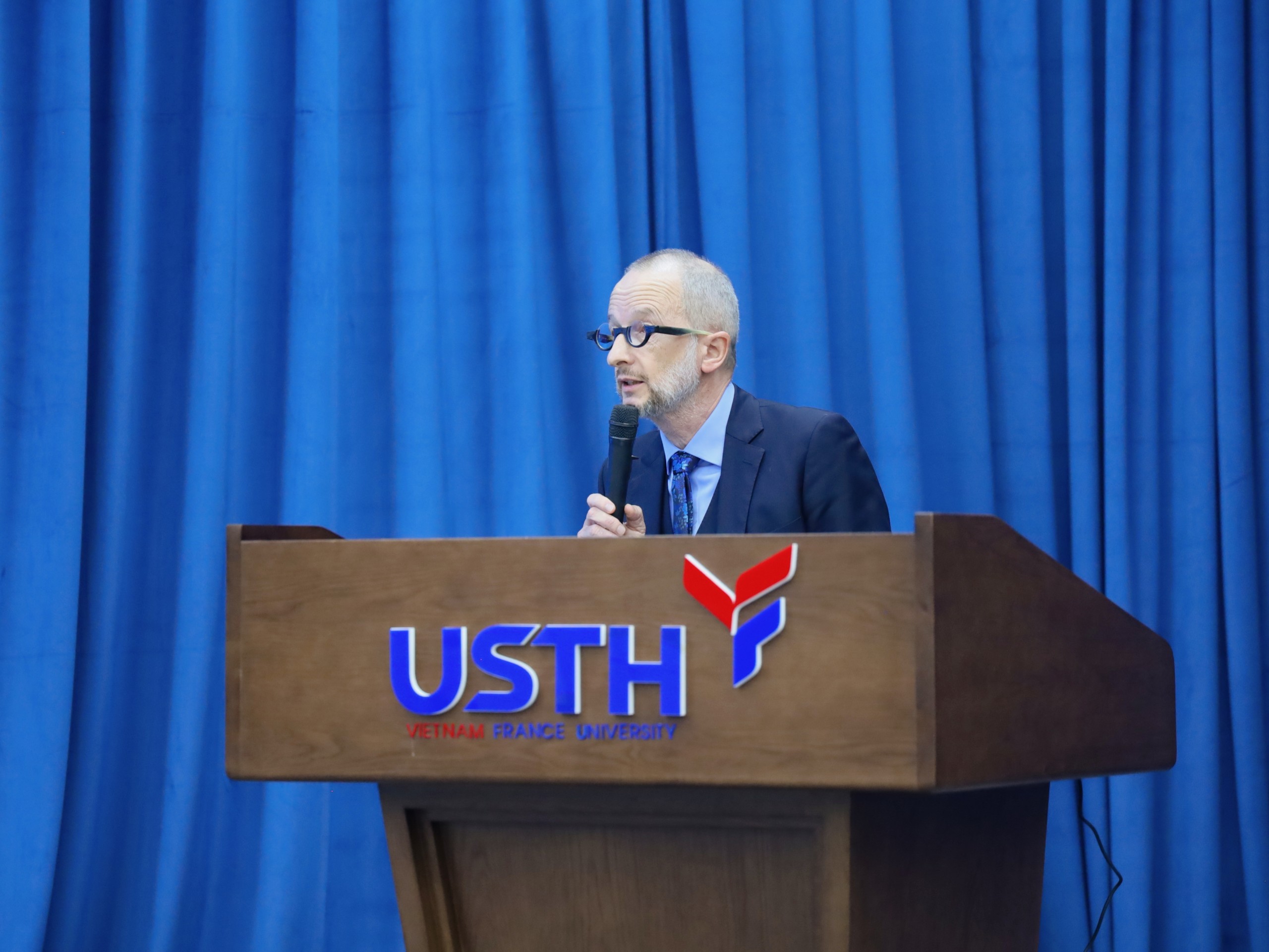 GS Jean-Marc Lavest, Hiệu trưởng chính Trường Đại học Khoa học và Công nghệ Hà Nội (USTH),