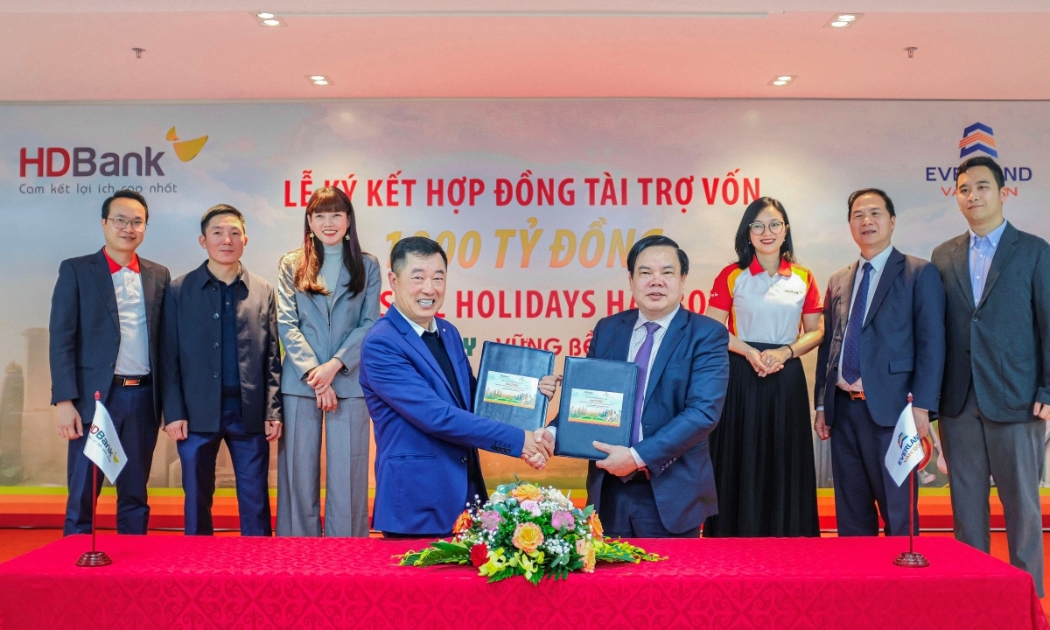 Ông Lê Đình Vinh - Chủ tịch HĐQT Tập đoàn Everland kiêm Tổng giám đốc Công ty Cổ phần Everland Vân Đồn (phải) và ông Đặng Xuân An – Giám đốc Ngân hàng HDBank Quảng Ninh (trái) ký Hợp đồng tài trợ vốn cho dự án Crystal Holidays Harbour Vân Đồn.